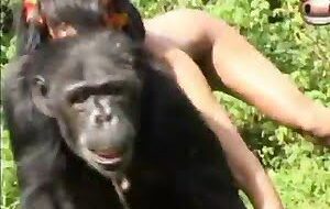 Sexo sensual com moreninha cheia de teso - Mulheres transando com macaco